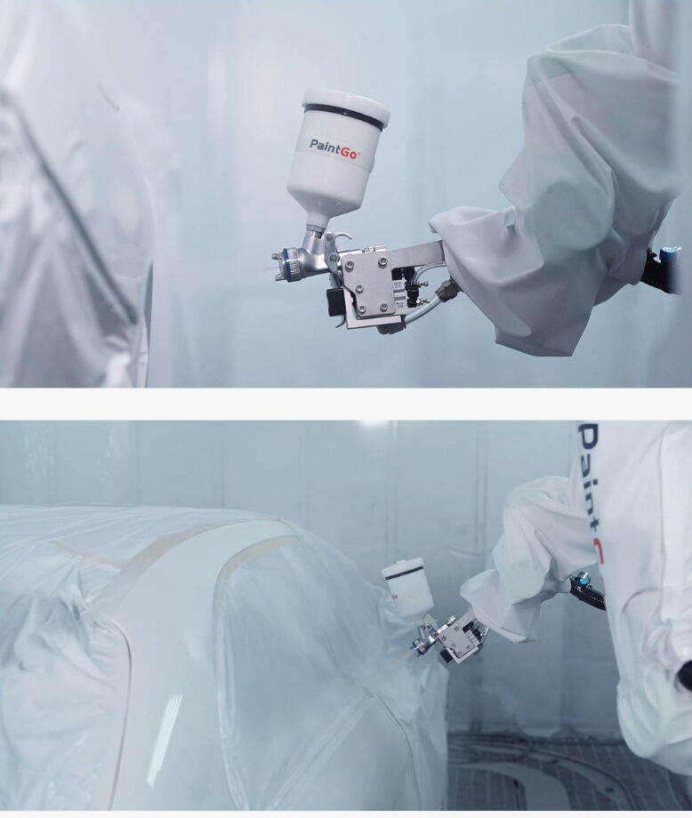 PaintGo-Lackierroboter im Einsatz an einem weissen Fahrzeug