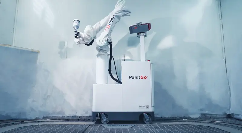 PaintGo-Lackierroboter in Lackierkabine